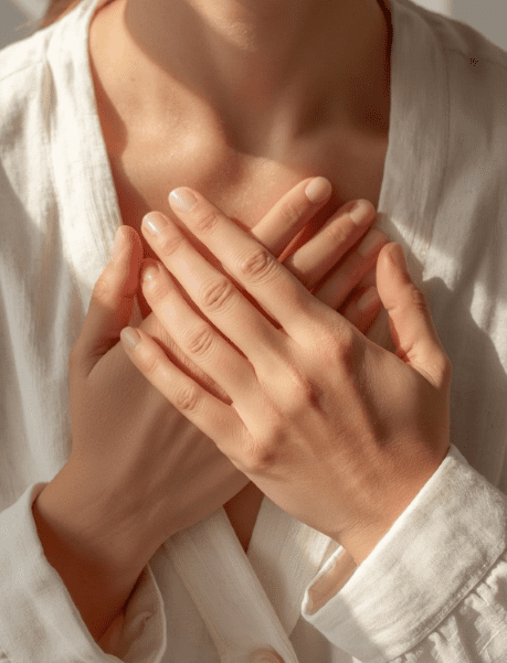 Gros plan d'une femme avec mains sur le coeur