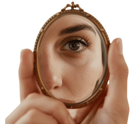 Œil féminin reflété dans un miroir ancien tenu à la main